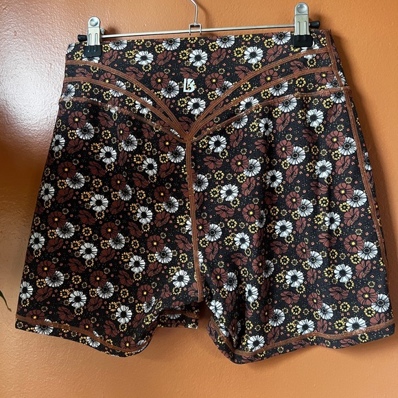 Floral Patterned Shorts - Picture 2 of 3